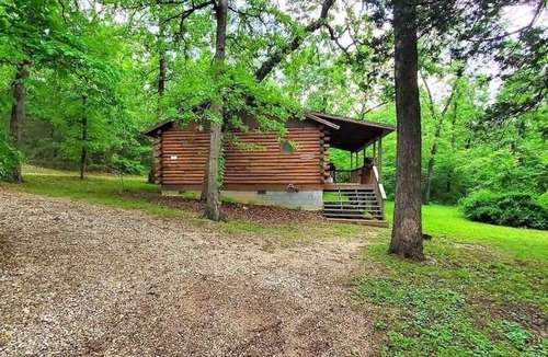 Eureka Springs Cabin | Tranquil log cabin #1 at Wisteria
