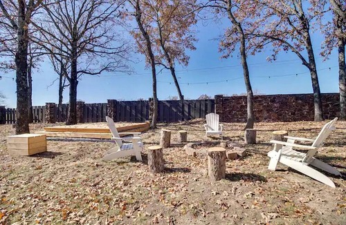 Gentry Cabin | Tranquil Ozarks Studio Retreat with Woodland Views, Near Fishing, Hiking & Gentry, AR