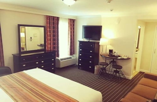 West Orange Hotel | Tranquil Room with Gym at Wilshire Grand Hotel
