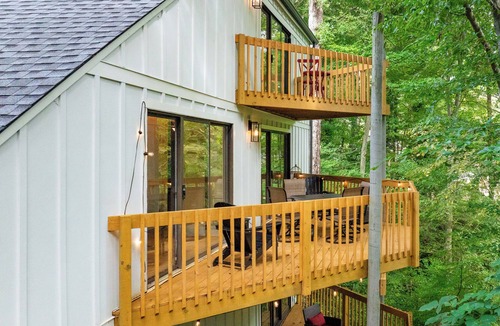 East Point House | Treehouse Vibes in the City of Atlanta! 180 Degrees of Private Forest Scenery