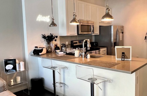 Lenox Apartment | Trendy high-rise in heart of buckhead!