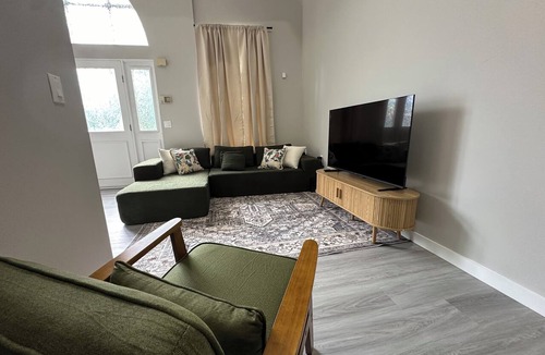 Albany Apartment | Trendy Parkside 2-bedroom with Private Entrance