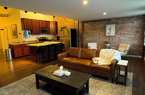 Utica Apartment | True Loft at Baggs Square-Walking distance to Wynn Hospital