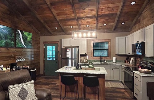 Jasper Cabin | Twisted Pine Cabin in Jasper. Sleeps 2 w/Hot tub & Covered Patio w/gas fireplace