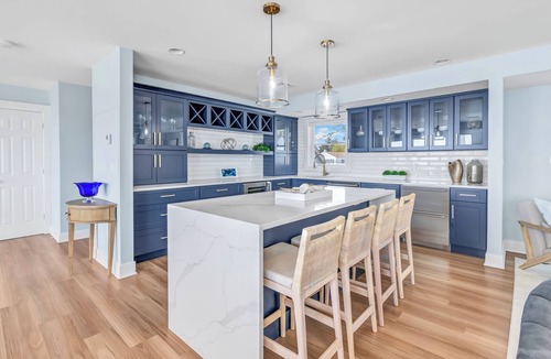 Devon House | Ultimate Beachfront Retreat Rooftop Deck, Dual Kitchens & Ocean Views