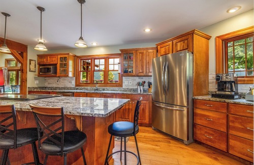 Sunderland House | UNBELIEVABLE MOUNTAIN VIEWS! Convenient to Manchester,skiing,outlets