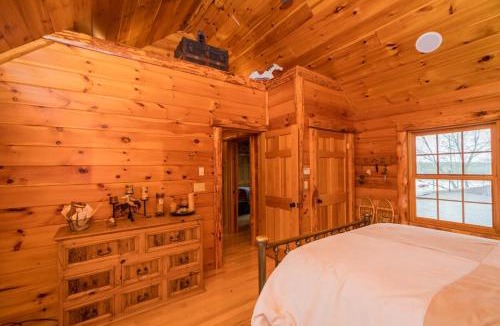Johnsonville House | Unique log cabin on the Hudson, minutes to Saratoga