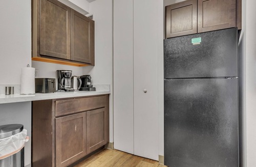 Downtown Harrisburg Apartment | Unwind in ultimate convenience! Fully furnished 2BR/2BA sanctuary awaits in vibrant Harrisburg