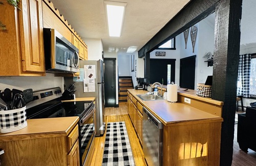 White Haven House | Updated Cute Chalet, Hot Tub! Close to lakes, hiking, state parks, golf course!