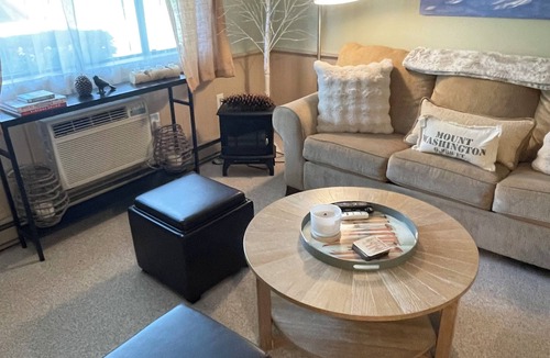 Bartlett Condo | Updated Golf Course Condo Across from Story Land with Pool & Views of Attitash