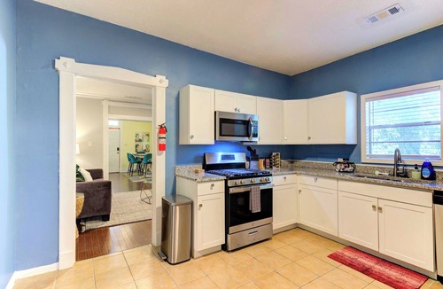 Cooper-Young Historic District House | Updated Midtown Bungalow Walk to Cooper-Young Dining Sleeps 7 Close to All