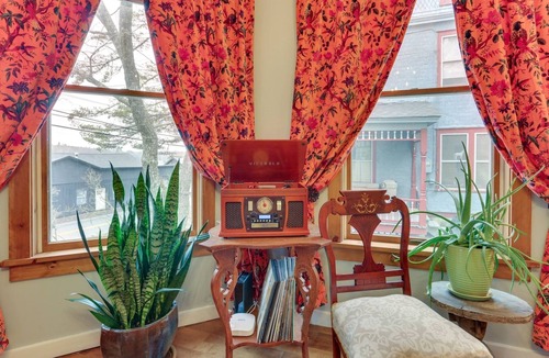 Lake Huntington House | Victorian Lake Oasis | Hot Tub | Private Lakefront
