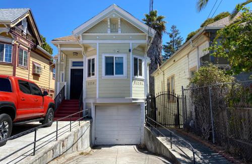 Oakland Apartment | Victorian Retreat 2Bed, 1Bath, Parking, Game Room