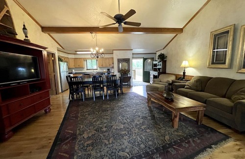Mount Ida Cabin | Vintage Lakeside Cabin with Deck and Hot Tub on Lake Ouachita Marina in Mount Ida, Arkansas