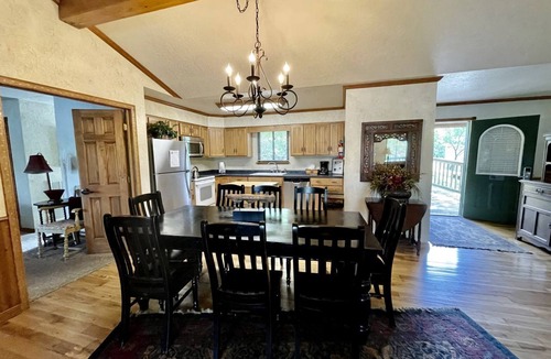 Mount Ida Cabin | Vintage Lakeside Cabin with Deck and Hot Tub on Lake Ouachita Marina in Mount Ida, Arkansas