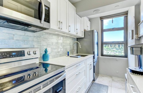 Waikiki Condo | Waikiki Banyan 1BR Corner unit Awesome Mountain/Diamond Head views, free parking