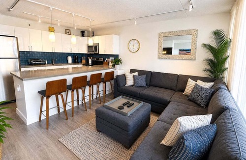 Waikiki Condo | Waikiki Banyan OCEAN VIEW REMODELED - "Ohana Suite" , free parking, lots of amenities!
