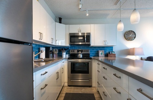 Waikiki Condo | Waikiki Banyan OCEAN VIEW REMODELED - "Ohana Suite" , free parking, lots of amenities!