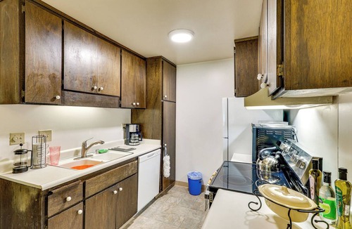 West Alameda Condo | Walk to Beach! Alameda Condo w/Pool Access