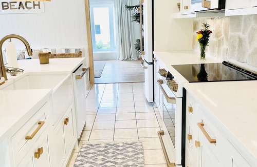 Gloucester House | WALK TO BEACH! Great Location! Booking Sept & Oct! Close to Salem!
