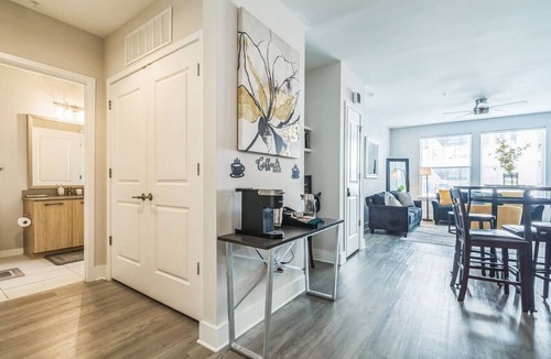 Cumberland Apartment | Walk to Braves, King bed, Mercedes Benz Stadium