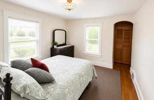 Endicott House | Walk to Golfcourse EnJoie House PetFriendly