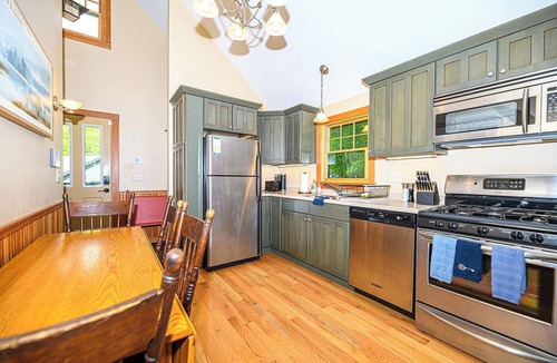 Newbury Cottage | Walk to Sunapee - Screened Porch Bliss + Cool AC