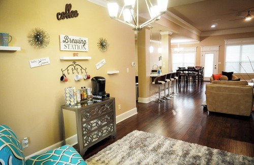 Sherwood House | Warm, Cozy, & Peaceful 3-bedroom house with AC in charming Sherwood