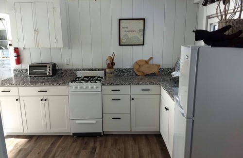 Phippsburg Cottage | Watch the sunshine dancing off the ocean in this quaint ocean front cottage.