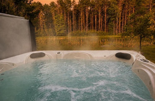 Eldred House | Waterfront 1900s Hot Tub Eldred Homestead