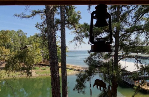 Mount Ida Cottage | Waterfront Group Cottage with Hot-Tub and Pool in Mount Ida, Arkansas