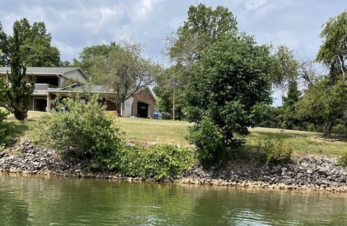 Union Hall House | WATERFRONT OASIS! PADDLE BOARDS, KAYAKS & OUTDOOR MOVIE SCREEN COME WITH STAY!