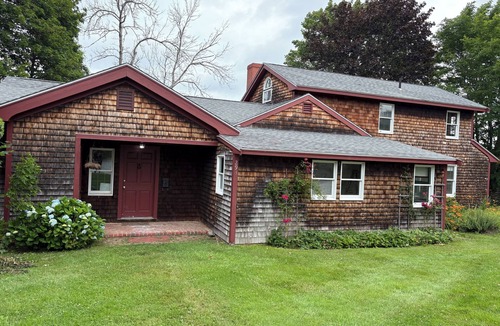 Newbury House | Waterfront! Pet friendly! Near beaches, near Newburyport & commuter rail