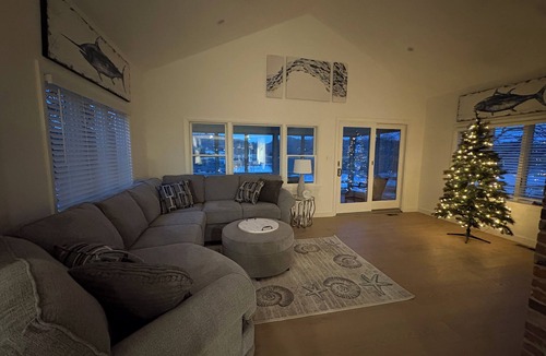 Newbury House | Waterfront! Pet friendly! Near beaches, near Newburyport & commuter rail