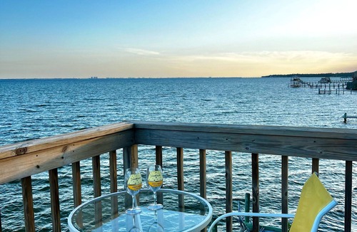 Niceville House | Waterfront! Private, Sunrises & Sunsets, Sea life, Deck, 10 minutes to Destin!
