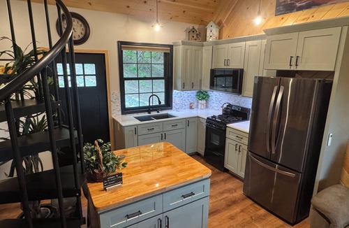 LaFayette Cottage | Welcome to “The Old Orchard Cottage”. A cozy 2-bedroom cabin in LaFayette, NY.