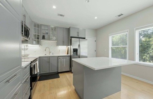 Home Park Apartment | West Midtown 2/2 (2nd Floor): Free parking