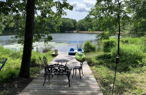 Bushkill House | White Swan by the Pond HotTub 4000sqft Modern SsMook Home Water Front BOATS
