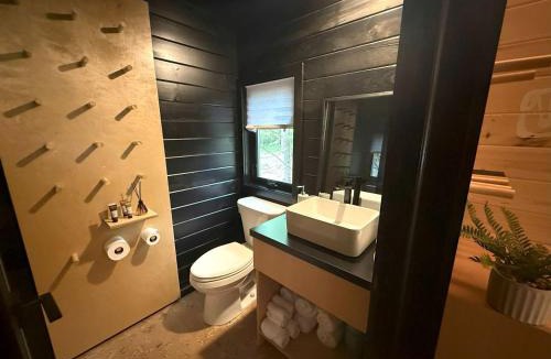 Quakertown House | Willow: Modern Eco-Pod Retreat in Pennsylvania Forest in a Tiny Cabin with Scenic Views