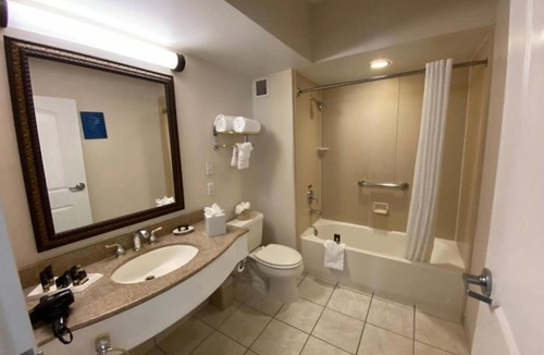 West Orange Hotel | Wilshire Grand Hotel Lively Retreat w Garden View