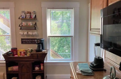Dover Apartment | 🍷Wine & WiFi✔️at Riverwalk! Full Kitchen - Parking!