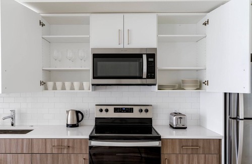 Hayward Apartment | Wonderful Hayward 1BR w/Heated Pool, near Shops & Dining, by Blueground