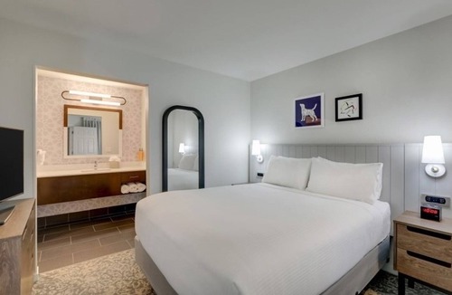 Sunnyvale Hotel | You Found it! 4 Comfortable 1BR Suites, Outdoor Swimming Pool, Pets Allowed!
