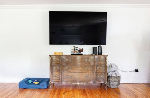 Gardiner House | Yuzu-stunning mountain views family home with a hot tub and a camper, sleeps 15