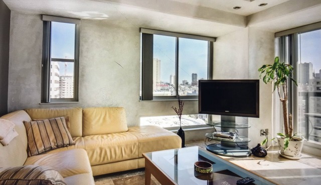 1 bd, 1 be Condo. Views, gym, pool, jacuzzi, sauna, 24 hours security
