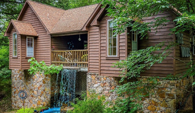 1 Bedroom Cabin In The Woods, Covered Porch, Jacuzzi, Kitchenette and Hot Tub.
