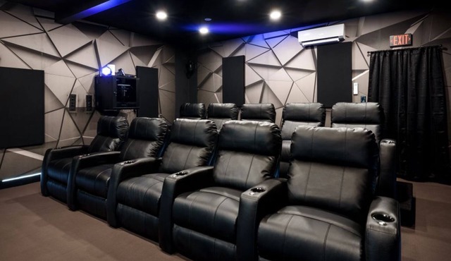 10 Seat Home theater. Office. Step-Free Entry. Seniors Welcomed. Pet Friendly!