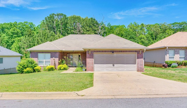 11 Mi to Dtwn Little Rock: Home w/Large Deck!