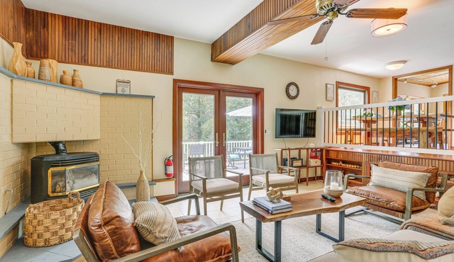 13 Mi to Ski Big Bear: Updated Getaway w/Deck