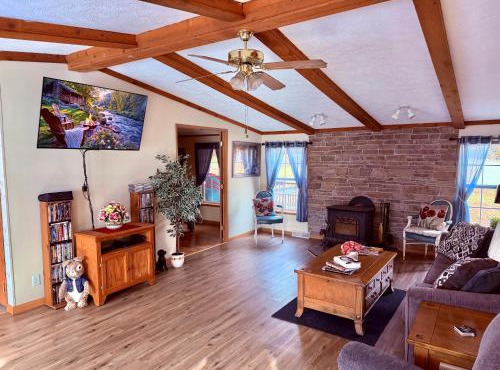 15 miles to Windham Mountain ! King Bed, Game Room, OutDoor Patio